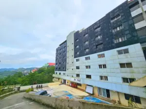 校舎前の道路から見たMONOLの建物外観と奥に広がる山々の景色