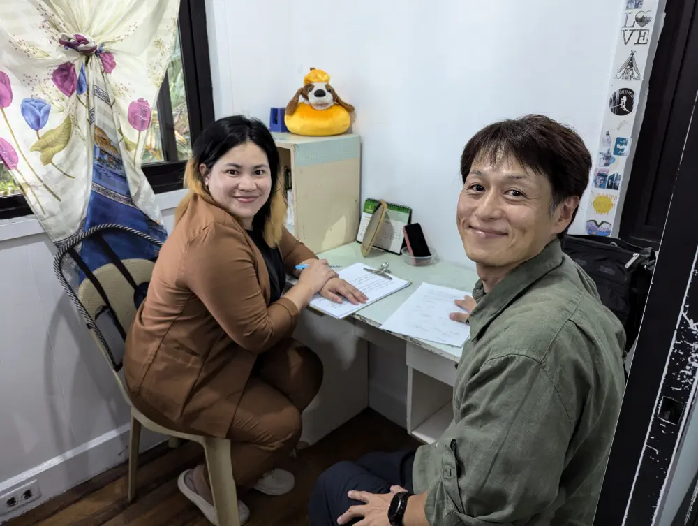 API BECI EOP Campusの講師とGrit留学代表で撮影したマンツーマン体験授業の記念写真