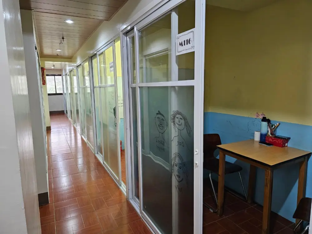 マンツーマン教室内部と、教室の曇りガラス製引き戸に描かれた3人の似顔絵