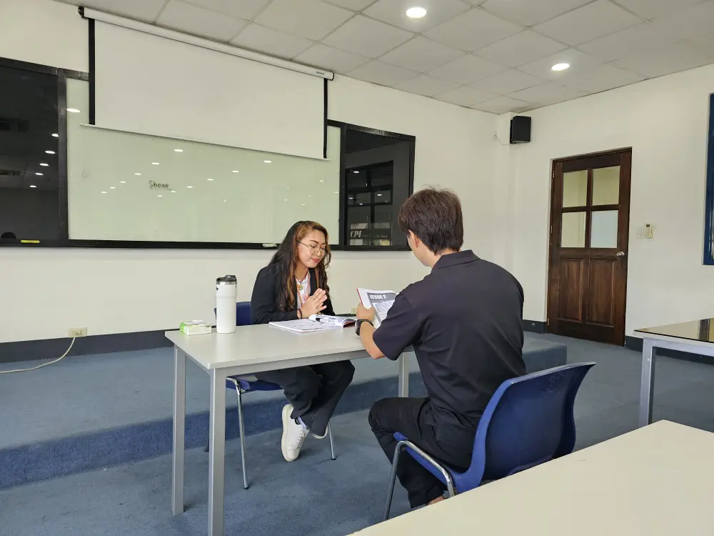 体験授業で音読しているGrit留学の真太郎とそれに耳を傾けるCPIのSheen先生