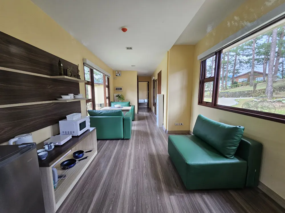 大きな窓があり、ソファーセットや簡易調理器具が揃ったエコヴィラのリビングルーム