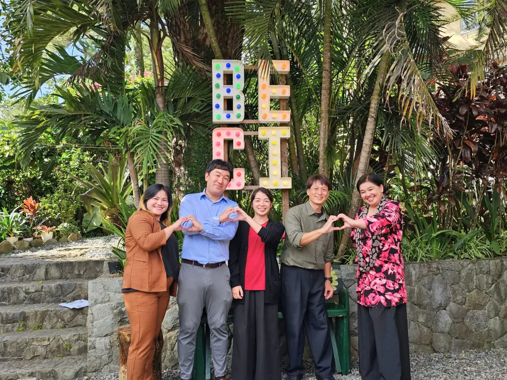 EOP Campusuの講師2名、BECIの韓国人マネージャー、Grit留学の2人でハートサインを作りながら撮影した記念写真