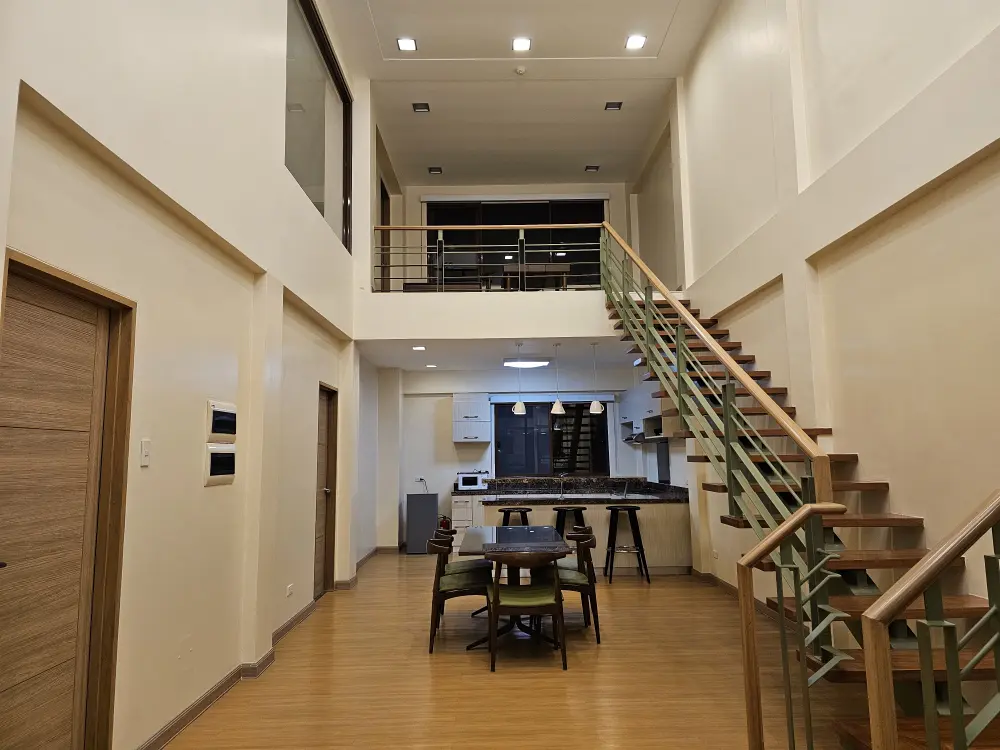 A&J ECO Campusのプレミアムユニット入口から見たダイニングキッチンと屋内階段