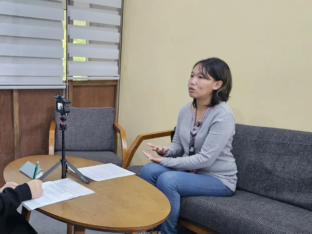 手振りを使いながらGrit留学のインタビューに答えるJICプレミアムの英語講師