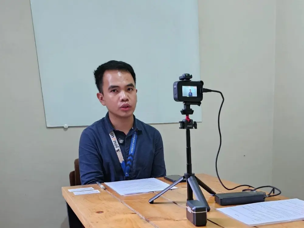 カメラの前でインタビューに応じているMONOLのヘッドティーチャー・Roland先生