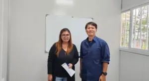 A&J ECO CampusのヘッドティーチャーとGrit留学のエージェントの記念写真