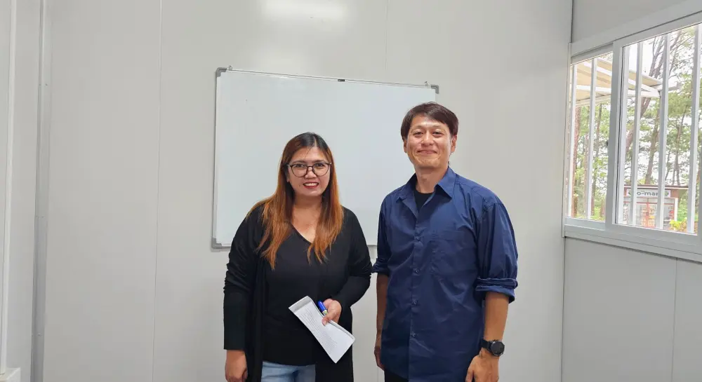 A&J ECO CampusのヘッドティーチャーとGrit留学のエージェントの記念写真