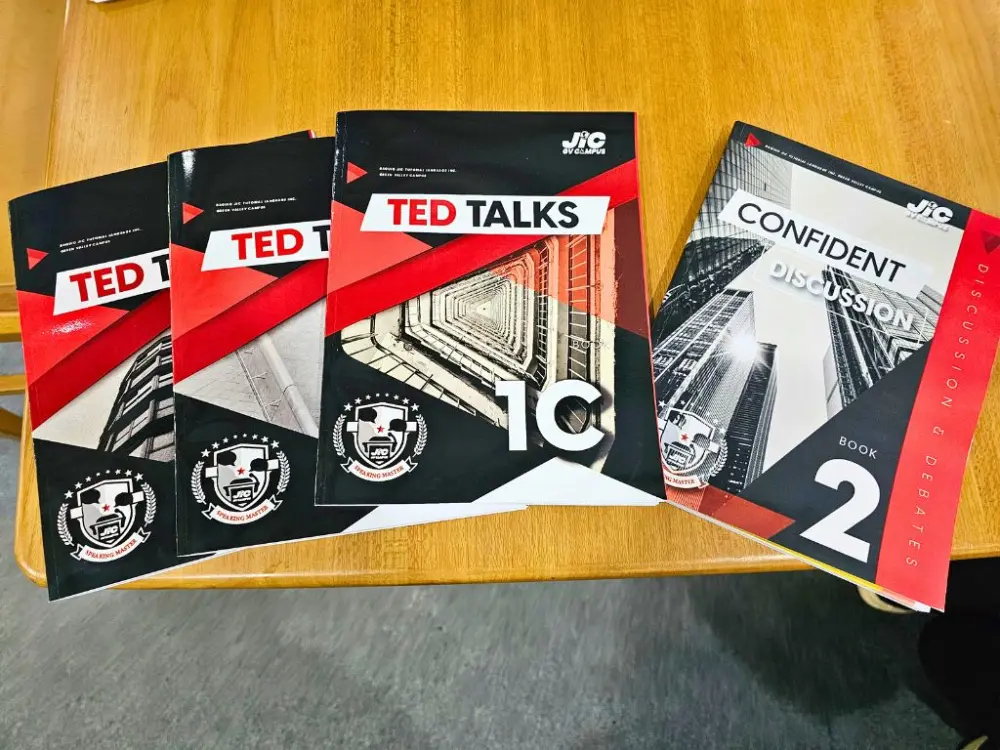 JIC Premium Campusのテーブルの上に並べられたTED TALKSなど4冊の教科書