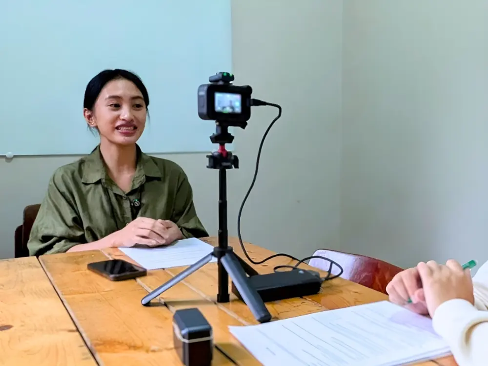 カメラの前で笑顔でインタビューに応じているMONOLのHoneylee先生