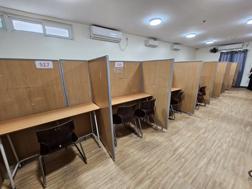 4台のエアコンが設置され、パーテーションで仕切られた勉強机が並ぶCIJの自習室