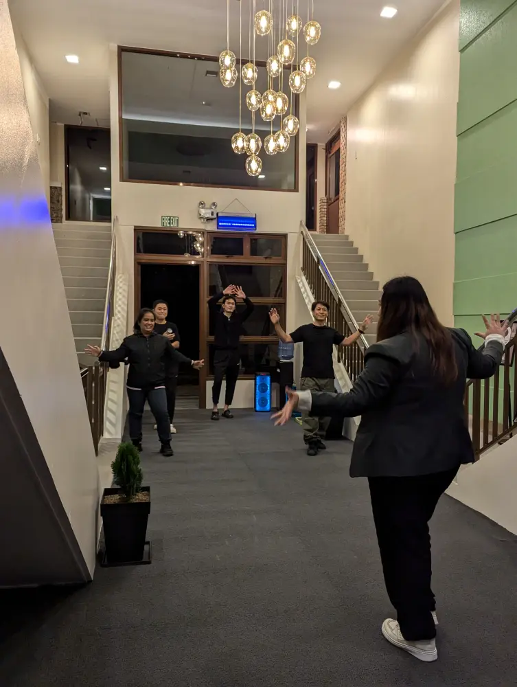 A&J ECO Campusのアクティビティでズンバを楽しむ学生3名とA&Jの講師2名