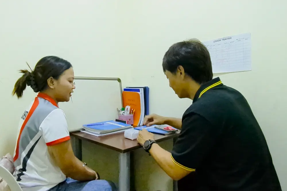 スピーキングクラスでアイスブレイクのアクティビティを行っているCIJの講師とGrit留学の真太郎