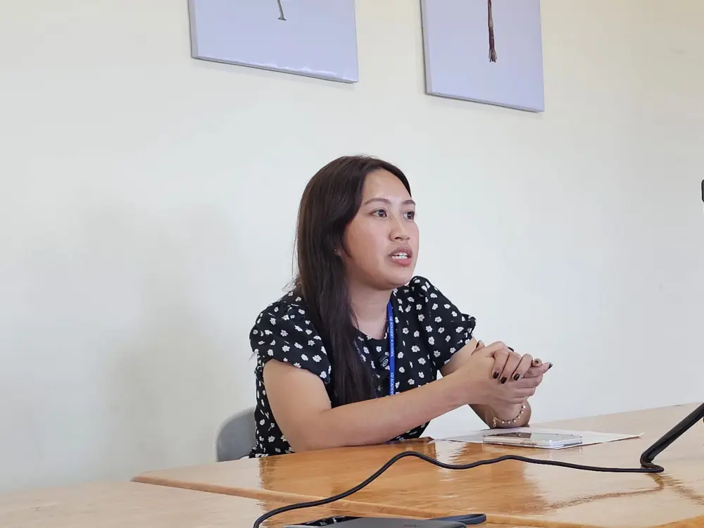 カメラの前でインタビューに応じるCIJ Academyのヘッドティーチャー Jill先生