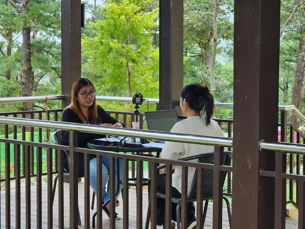 インタビューに答えているA&J ECOのヘッドティーチャーとGrit留学のジェニー