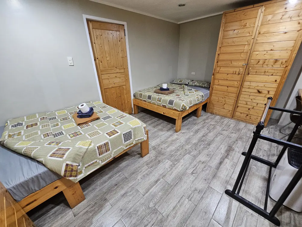 ダブルベッド2台、クローゼット、除湿器、ハンガーラックのあるデラックスダブルルーム