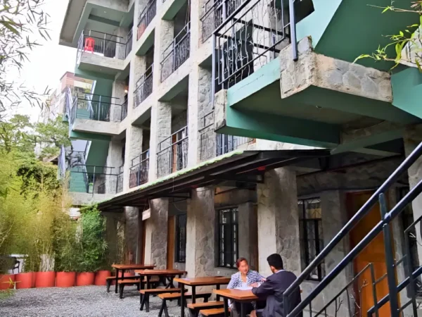 JIC Challenger CampusのWest Gardenにある、学生寮の前の中庭で授業を行っている講師と学生