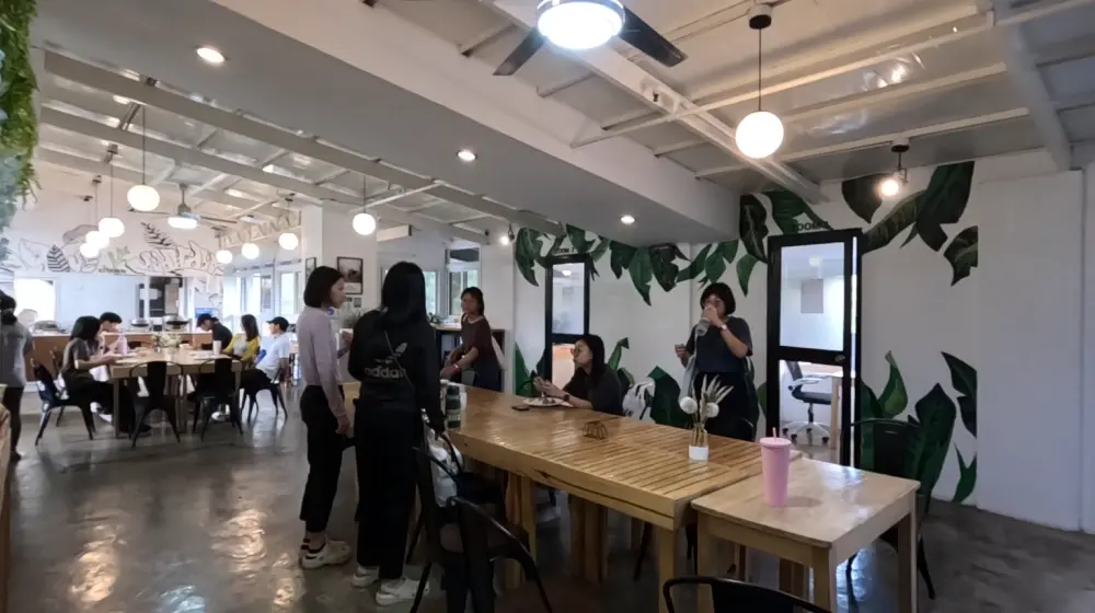 昼食時にBECIシティキャンパスのダイニングホールで談笑している学生たち