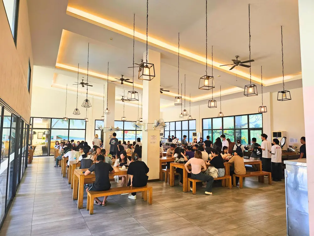 多くの学生が昼食を楽しんでいるアイブリーズの広々としたダイニングホール