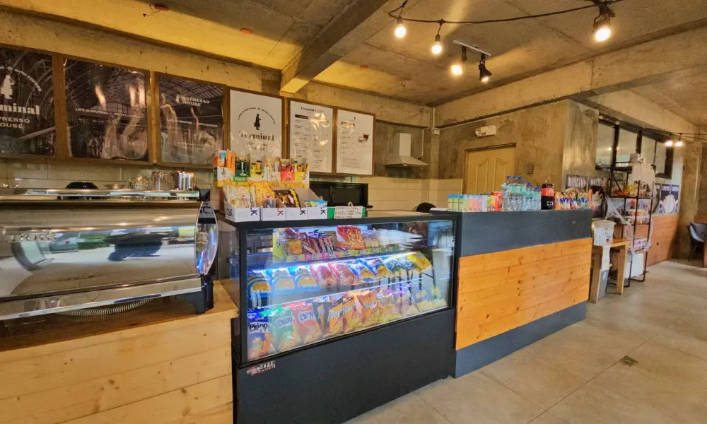 校内カフェTerminal Espresso Houseのカウンターに並ぶフィリピンのスナックとドリンク