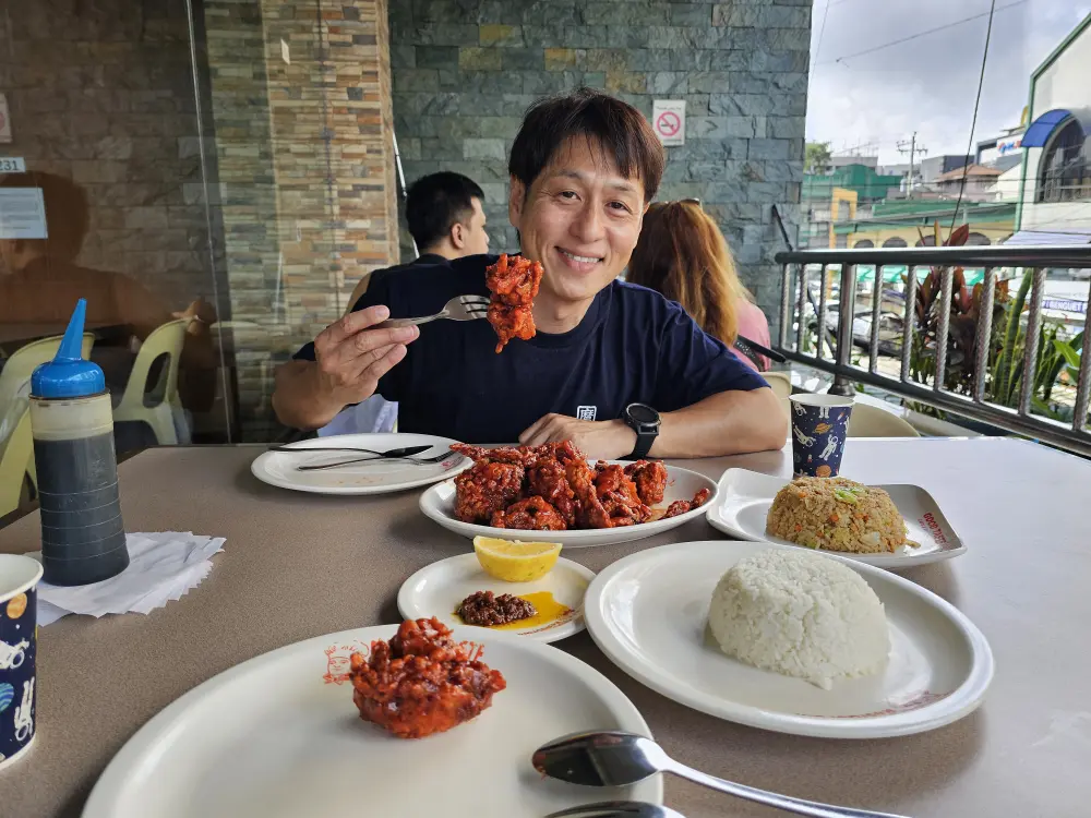 バギオのGood Tasteレストランでバターチキンを食べているGrit留学の代表