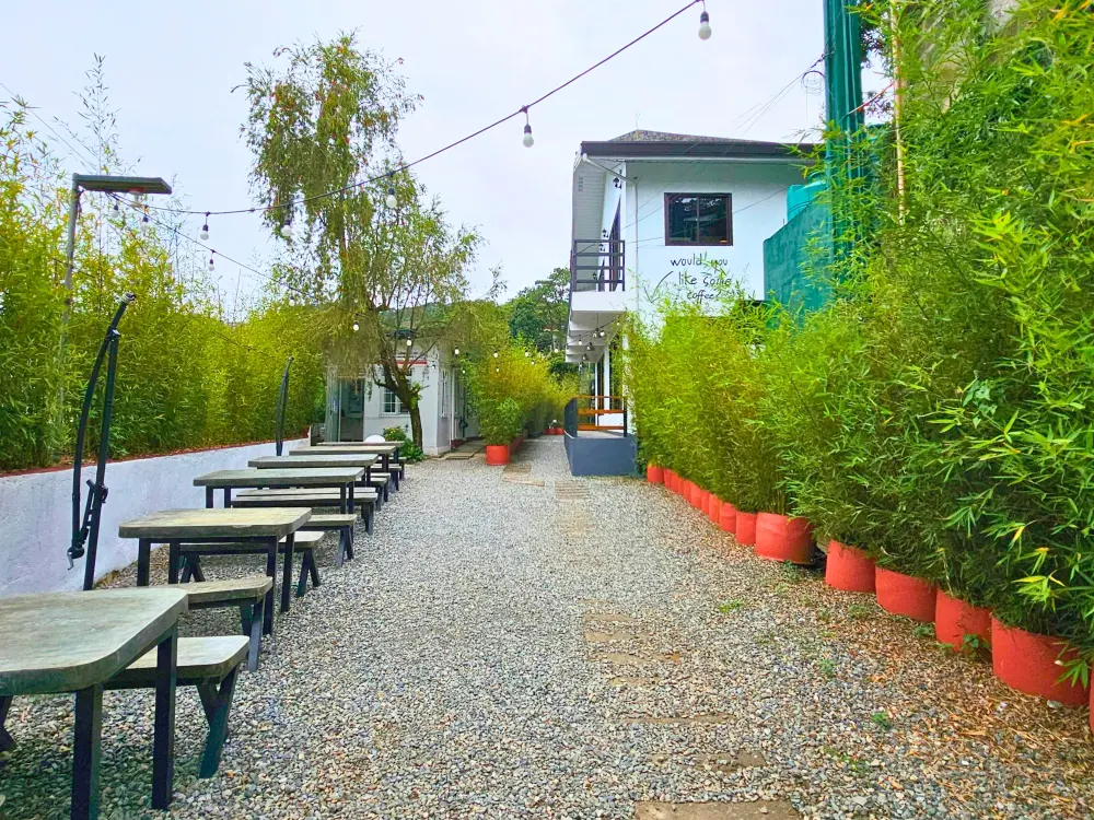 砂利がひかれたJICチャレンジャーキャンパスの通路に設置された屋外テーブルセット