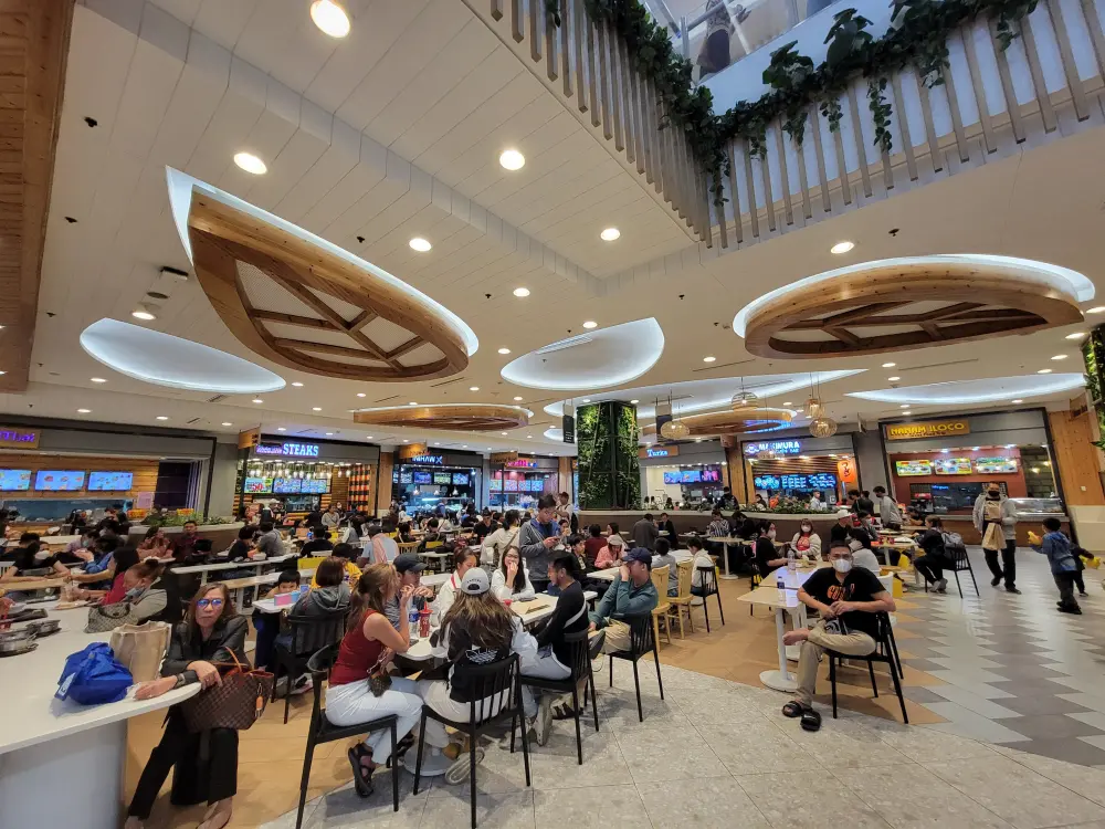 SM City Baguioのフードコートで食事をしているフィリピンの人々