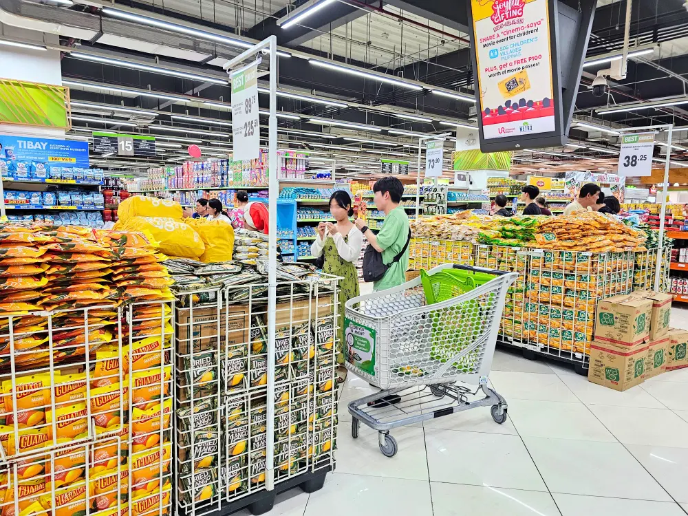 ショッピングモールAyala Center Cebu内のMetoroスーパーに陳列された大量のドライマンゴー