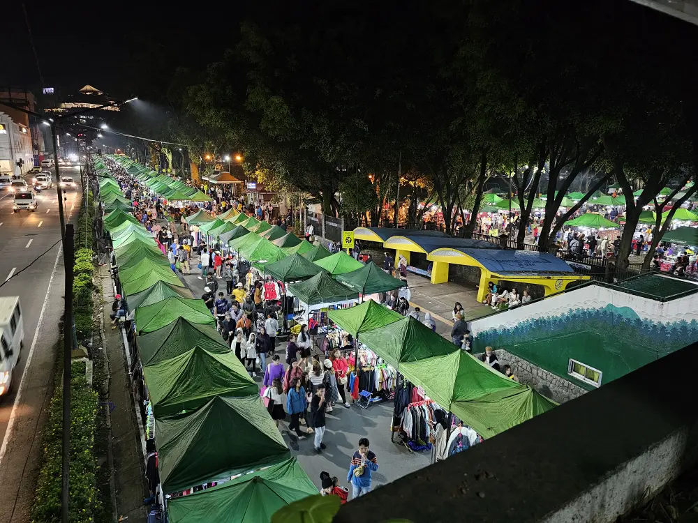ナイトマーケットの緑色のテントが無数に並んでいるバギオのハリソンロード