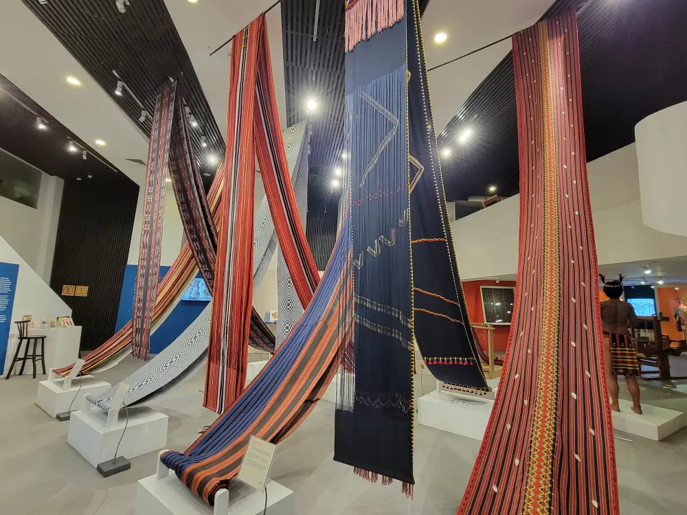 コルディリェラ博物館に展示されている、地方ごとに柄の異なる色鮮やかな手織りの織物