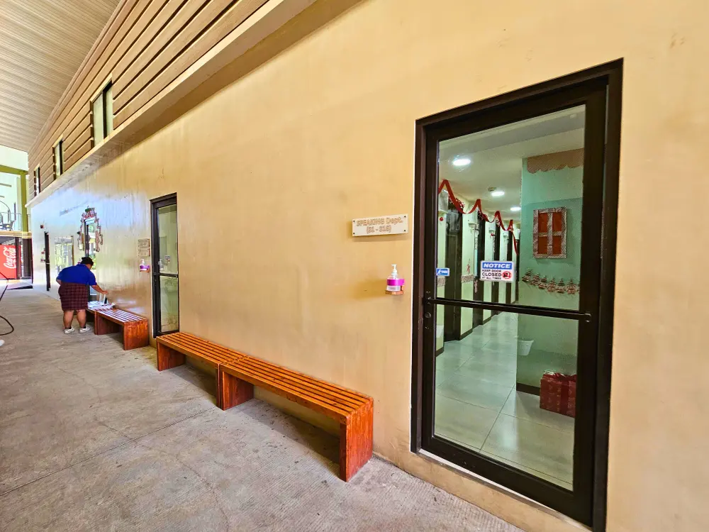 I.Breezeのメインキャンパスにある教室棟外観