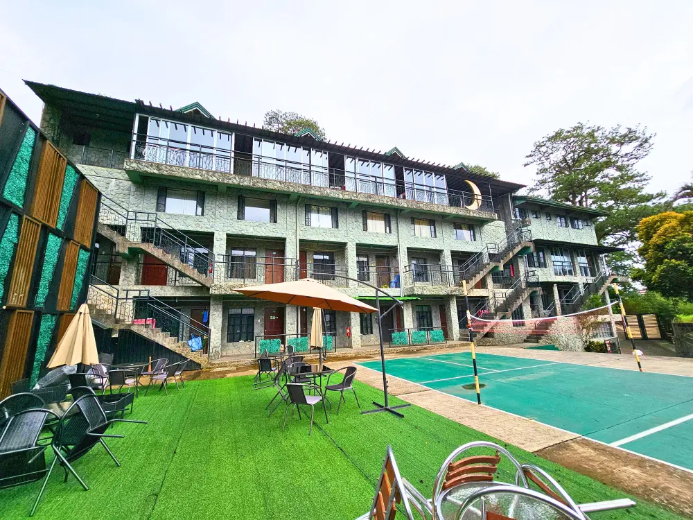 JIC Challenger CampusのEas Field校舎と校庭にある屋外バトミントンコートとテーブルセット