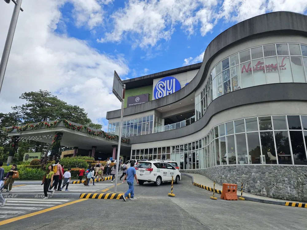 建物前の横断歩道から見たSM City Baguioショッピングモールの外観