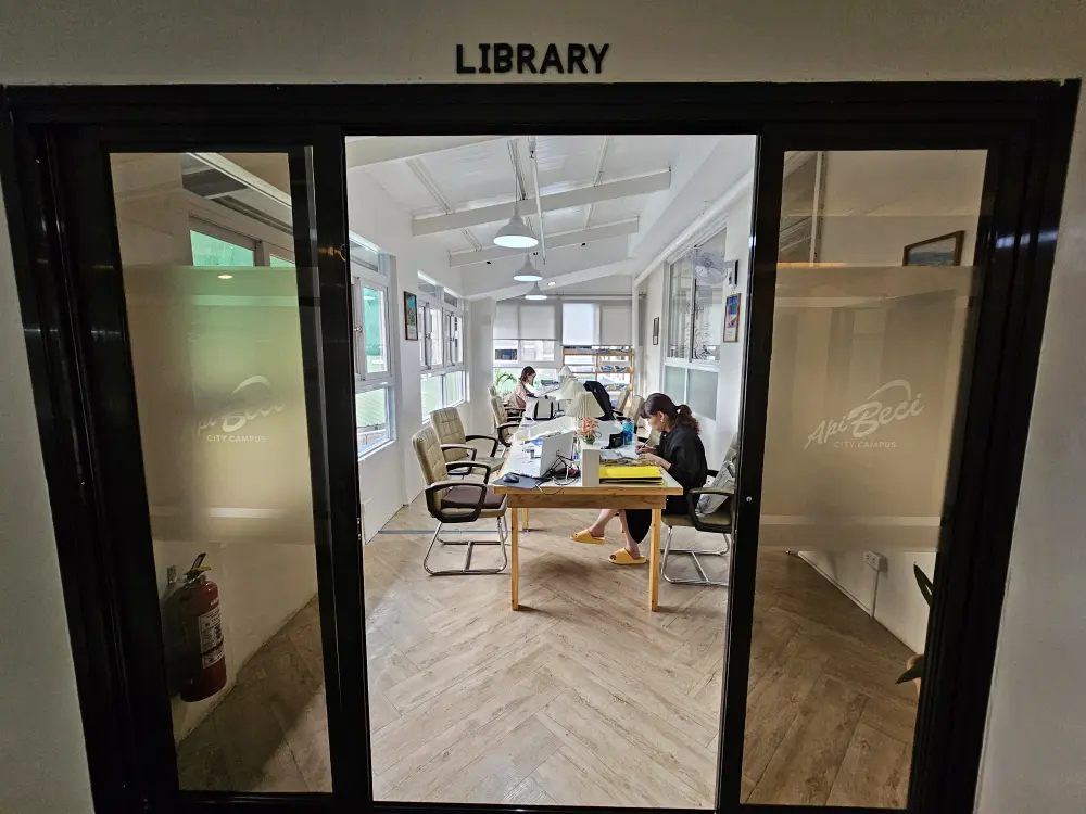 BECIシティキャンパスのライブラリで自習している2名の学生