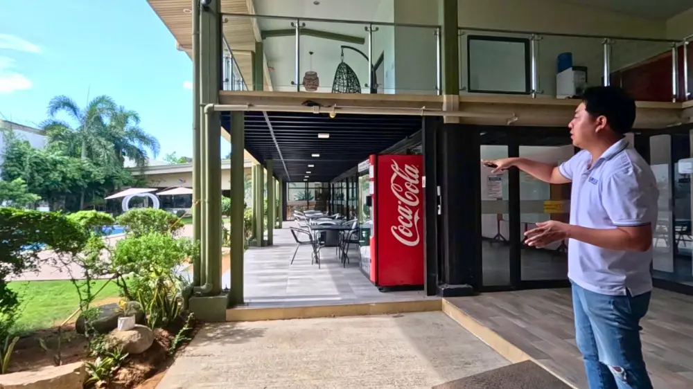 キャンパスツアー中に施設の説明をしているI.Breezeの大堀マネージャー