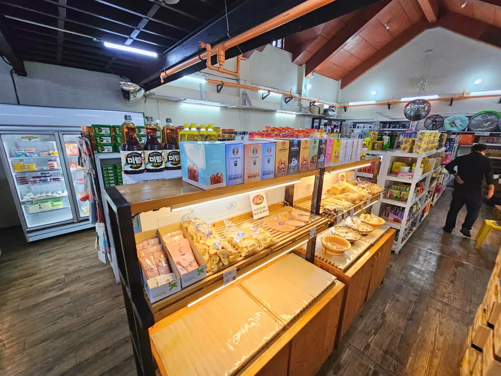 パンや調味料、インスタント食品などが棚に並ぶJICチャレンジャーキャンパスのKmart