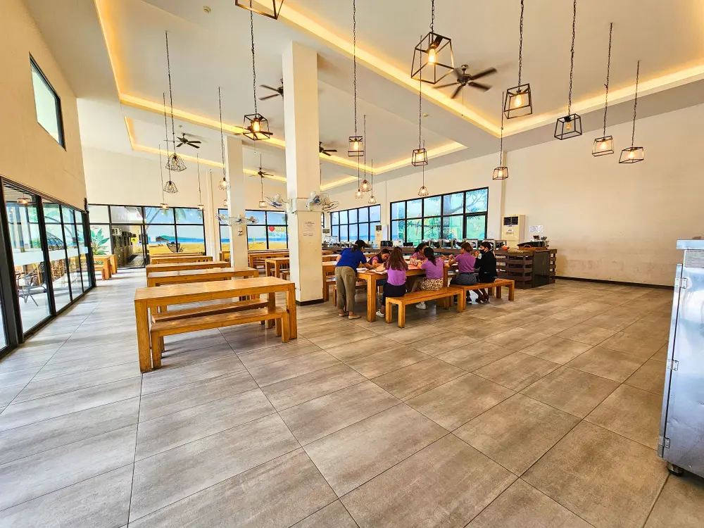 ダイニングホールで行われていた8名の講師が参加したトレーニング風景