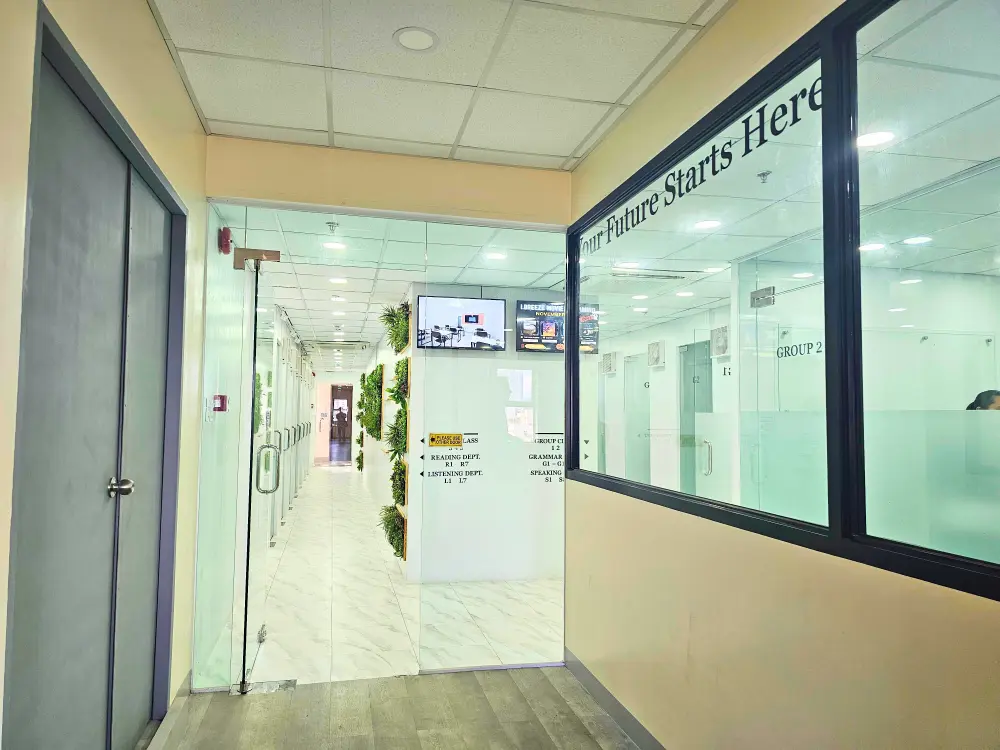 ガラス製のドアや壁、白を基調とした内装が特徴的なPrimeキャンパスの教室フロア