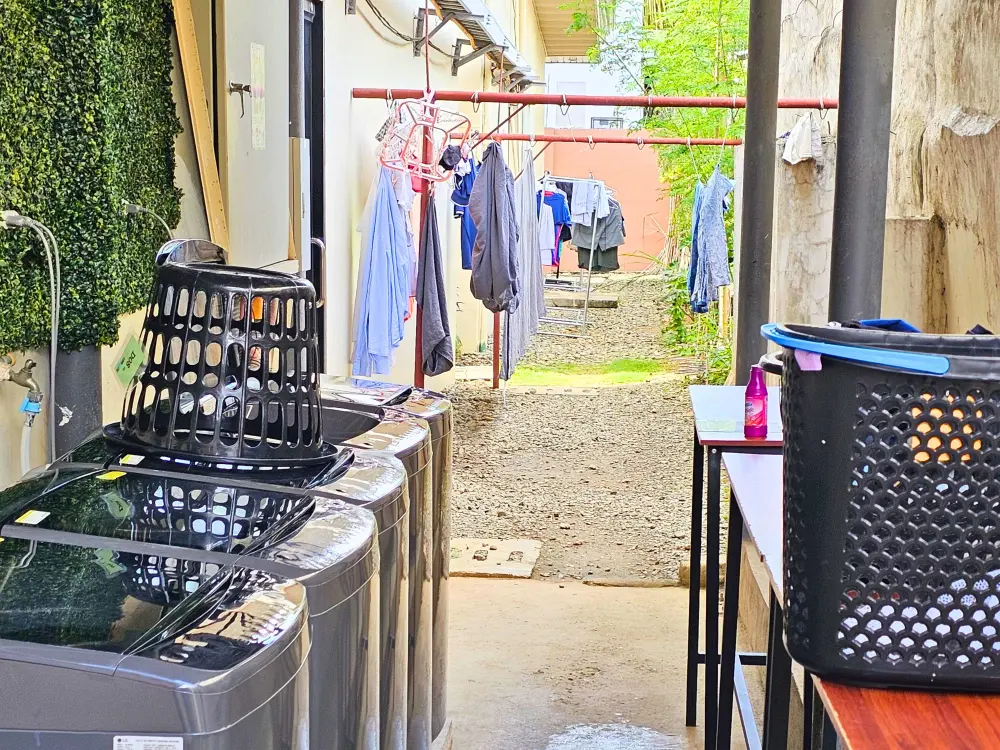 アイブリーズの屋根付きの屋外スペースにある、無料のセルフランドリーエリア