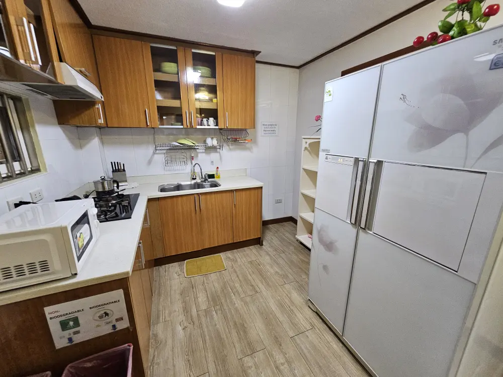 充実した調理設備と器具、大きな冷蔵庫が備わったシェアタイプルームの共有キッチン