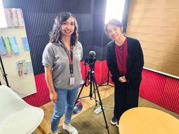 SP Test Roomで撮影した、BECI Spartaキャンパスの講師とGrit留学のジェニーの記念写真