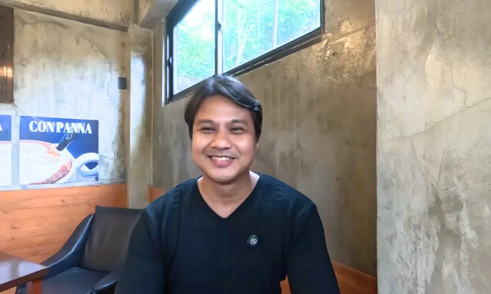 Grit留学ジェニーのインタビュー中に笑顔を見せるJIC AcademyのプロIELTSコーチBrian先生