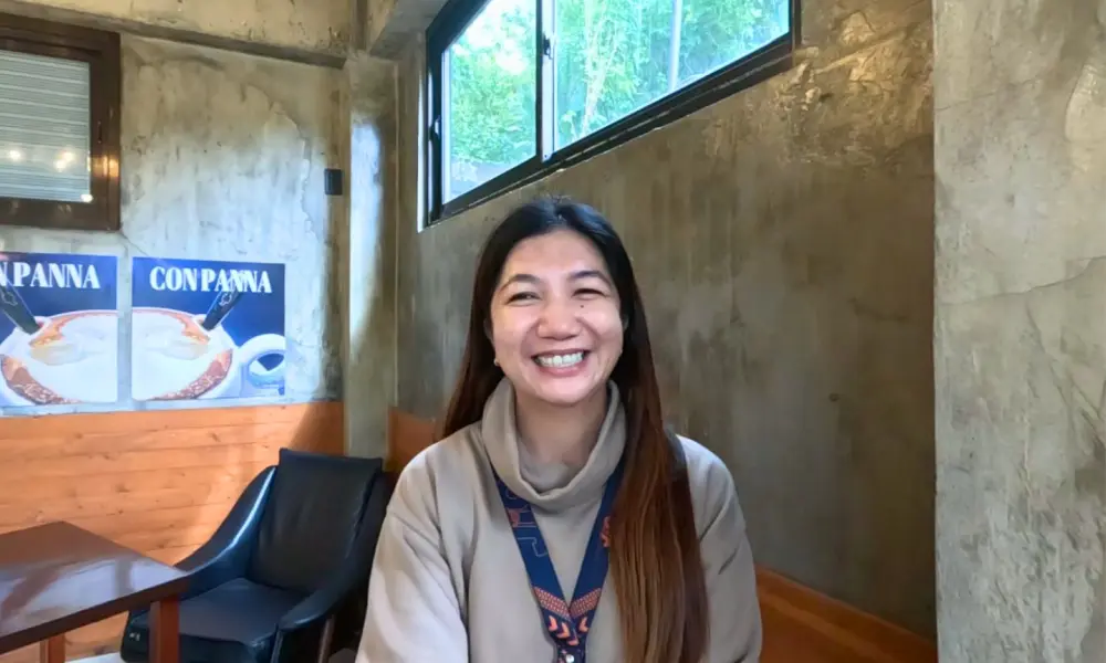 Grit留学のインタビューに笑顔で答えるJIC Challenger CampusのヘッドティーチャーJoni先生