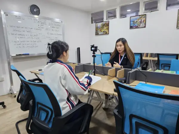 Grit留学のインタビューに答えているWALESのヘッドティーチャー