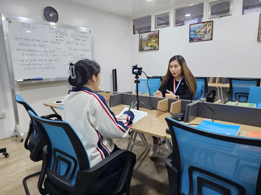 Grit留学のインタビューに答えているWALESのヘッドティーチャー