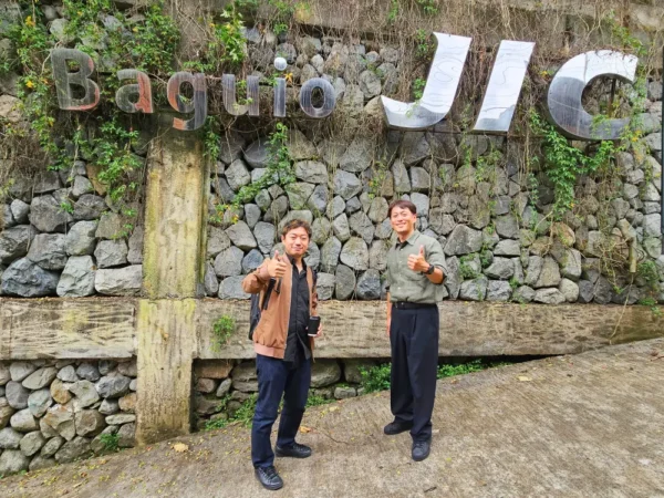 チャレンジャーキャンパスで撮影したJIC Academyのマネージャー野口さんとGrit留学石川の記念写真