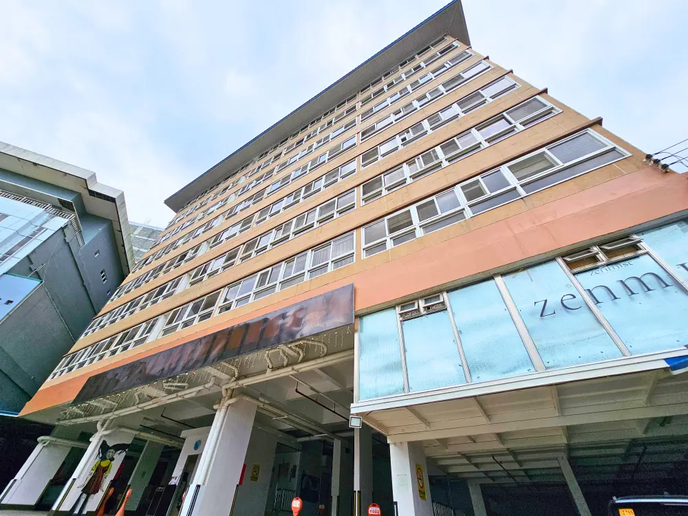 API BECI City Campusが入るビルの正面を見上げるように撮影した写真