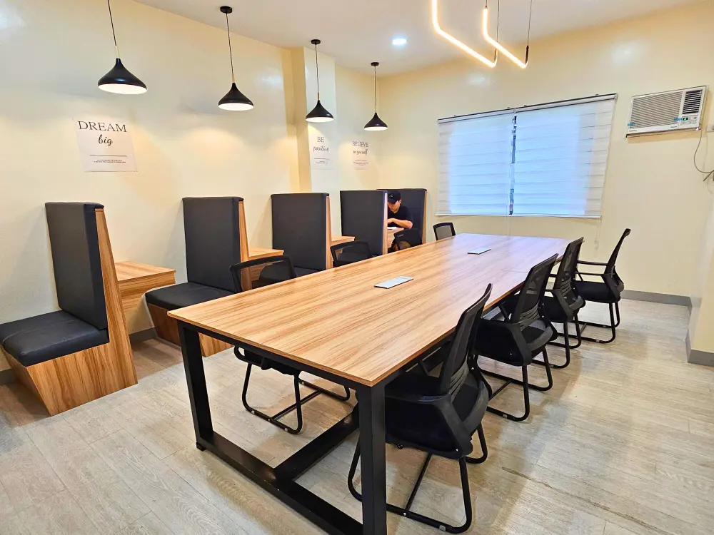 アイブリーズのPrimeキャンパスにある自習室で一人静かに自習をする学生