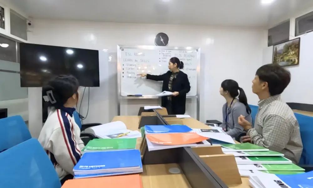 Grit留学の2人にESLとIELTSの授業の違いを説明するWALESのアカデミックヘッド