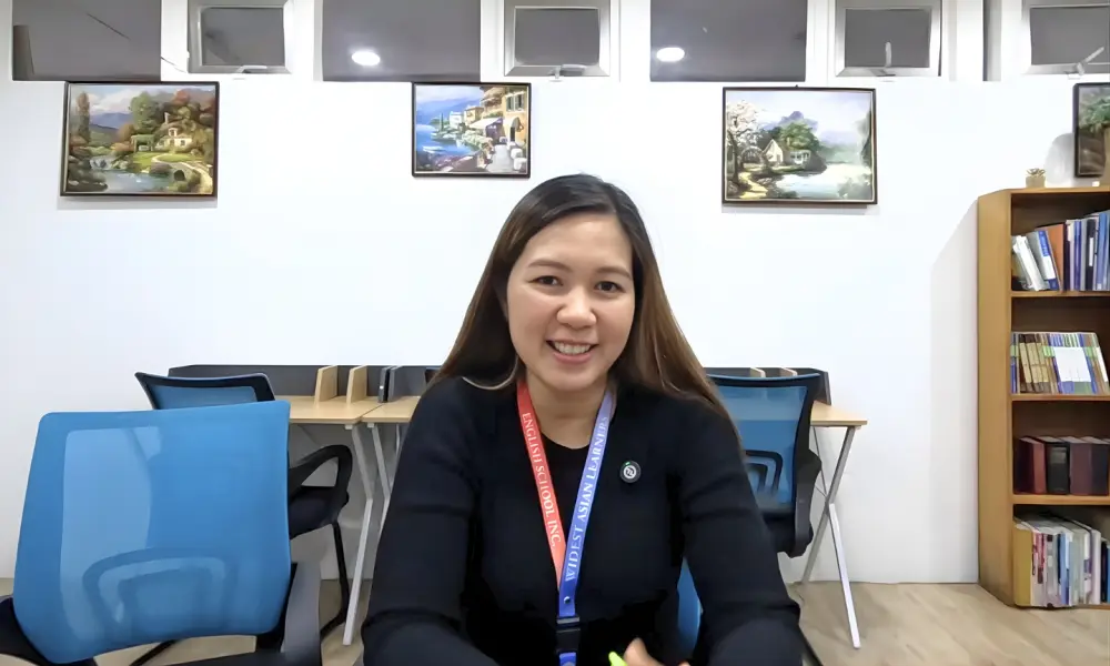 Grit留学のインタビューでカメラの前で笑顔を見せるWALESのヘッドティーチャー