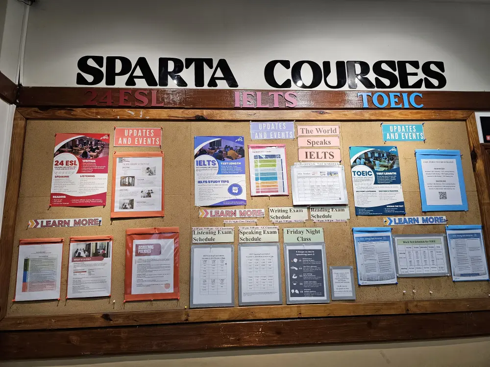 ダイニングエリアにある掲示板に掲示された24ESL・IELTS・TOEICコースの資料